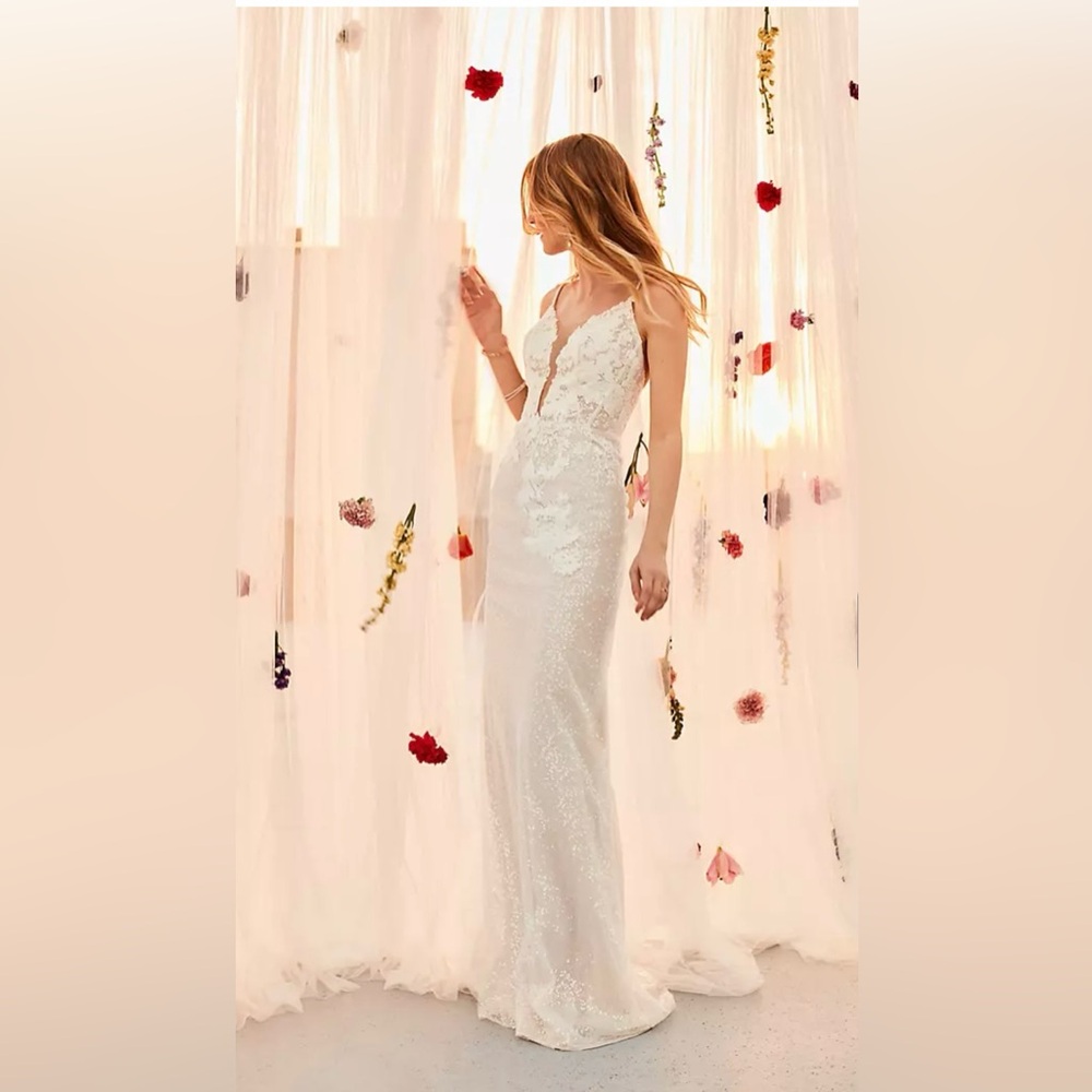NWT! ✨Sequin appliqué wedding dress with Removable Train